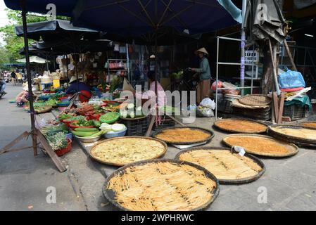 Trocknen von Cao Lau Nudeln auf dem Zentralmarkt von Hoi an, Vietnam. Stockfoto