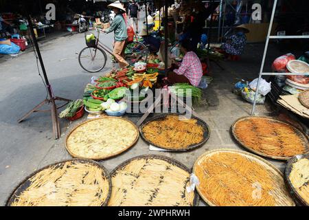 Trocknen von Cao Lau Nudeln auf dem Zentralmarkt von Hoi an, Vietnam. Stockfoto