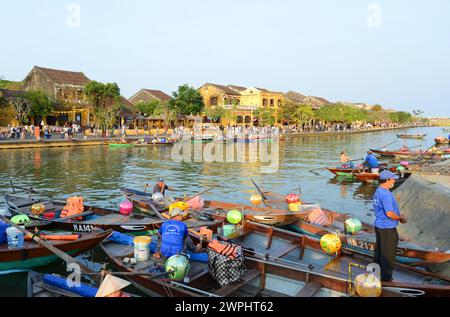 Boote auf dem Fluss Thu Bon in der Altstadt von Hoi an, Vietnam. Stockfoto