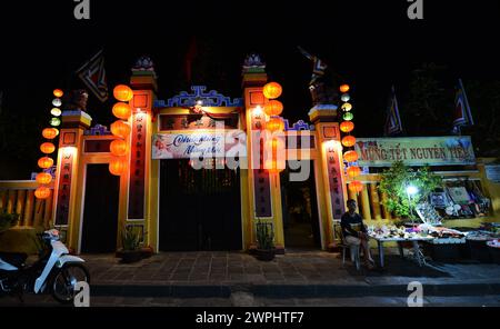 Laternen schmücken einen Tempel in der Altstadt von Hoi an, Vietnam. Stockfoto