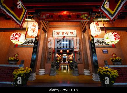 Der Hainan-Tempel in der Altstadt von Hoi an bei Nacht. Stockfoto