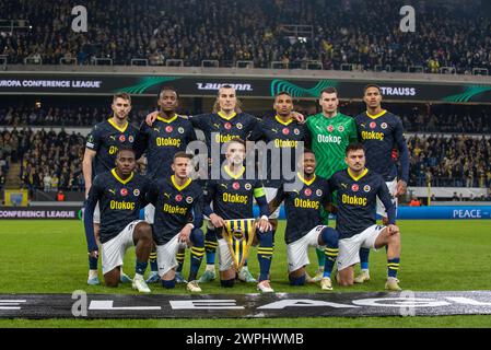 Brüssel, Belgien März 2024. Die Fenerbahce-Fußballmannschaft posiert für ein Foto während des Achtelfinale der UEFA Europa Conference League, dem 1. Legspiel zwischen R. Union Saint-Gilloise und Fenerbahce SK im RSC Anderlecht Stadium in Brüssel, Belgien am 7. März 2024 (Foto: Andrew SURMA/ Credit: SIPA USA/Alamy Live News) Stockfoto