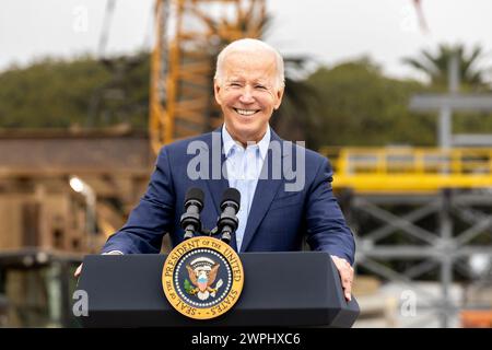 Präsident Joe Biden spricht über die Infrastruktur eines neuen Bahnhofs, der sich im Veterans Administration Hospital in Los Angeles im Bau befindet. Stockfoto