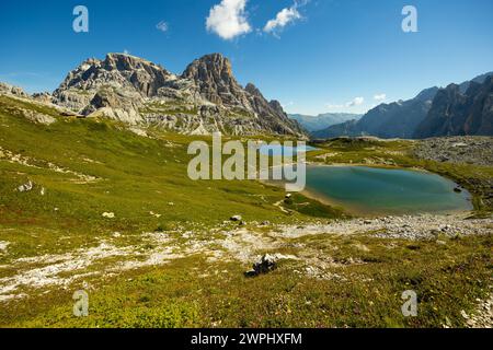 Klares smaragdtürkisfarbenes Teichwasser in der Gegend von Laghi dei piani Stockfoto