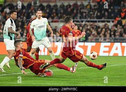 Rom, Italien. März 2024. Gianluca Mancini (unterster) erzielt sein Tor beim Achtelfinale der UEFA Europa League am 7. März 2024 in Rom. Quelle: Augusto Casasoli/Xinhua/Alamy Live News Stockfoto