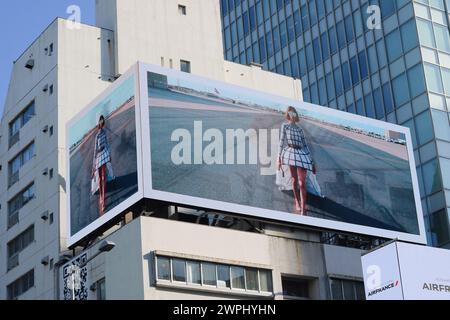 TOKIO, JAPAN - TOKIO, JAPAN - 3. März 2024: Eine Werbung für Air France auf mehreren Leinwänden in einem Gebäude in Tokio Omotesando. Stockfoto