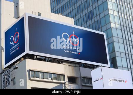 TOKIO, JAPAN - TOKIO, JAPAN - 3. März 2024: Eine Werbung für Air France auf mehreren Leinwänden in einem Gebäude in Tokio Omotesando. Stockfoto