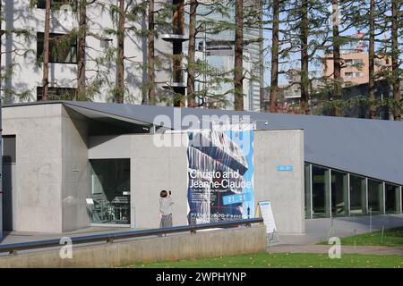 TOKIO, JAPAN - 3. Dezember 2022: Blick auf 21 21 Design Sight Gallery 3. Eine Ausstellung von Christo und Jeanne-Claude findet statt. Stockfoto