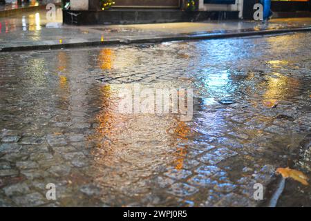 Wassertropfen am regnerischen Tag. Nachtsicht in der Stadt, selektiver Fokus Stockfoto