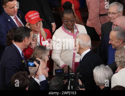 Washington, Usa. März 2024. Marjorie Taylor Greene, R-GA, hält Buttons, die auf die jüngste Ermordung eines Universitätsstudenten hinweisen, als Präsident Joe Biden eintrifft, um die jährliche Rede zur Lage der Union auf einer gemeinsamen Kongresssitzung im US-Kapitol in Washington DC am Donnerstag, den 7. März 2024, zu halten. Foto: Pat Benic/UPI Credit: UPI/Alamy Live News Stockfoto