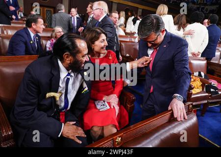 Sprecher des US-Repräsentantenhauses Mike Johnson (Republikaner von Louisiana) (R) Gespräche mit der republikanischen Vertreterin von Washington Cathy McMorris Rodgers (C) und der demokratischen Vertreterin von Texas Al Green (L) im Repräsentantenhaus vor der Ansprache von US-Präsident Joe Biden zur dritten Lage der Union zu einer gemeinsamen Kongresssitzung im US-Kapitol in Washington, DC, USA, 07. März 2024.Credit: Shawn Thew/Pool via CNP /MediaPunch Stockfoto