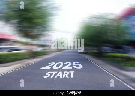 Zeichen für den Beginn des neuen Jahres 2025 auf Asphaltstraße mit Geschwindigkeitseffekt. Frohes neues Jahr 2025. Stockfoto