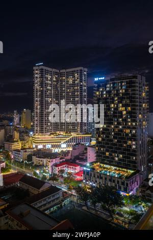 15. Februar 2024: Blick auf die Stadt Nha Trang, Vietnam am Abend Stockfoto