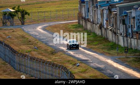 3. März 2024: Autos fahren am Nachmittag zum Flughafen Tan Son Nhat, Ho Chi Minh City, Vietnam Stockfoto