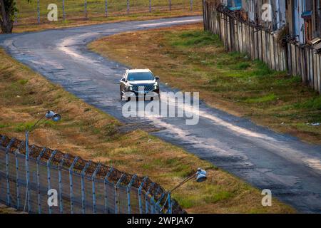 3. März 2024: Autos fahren am Nachmittag zum Flughafen Tan Son Nhat, Ho Chi Minh City, Vietnam Stockfoto