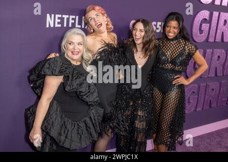 New York, New York, USA. März 2024. (NEU) Netflix's "Girls5eva" Staffel 3 Premiere. 7. März 2024, New York, New York, USA: Paula Pell, der geschäftige Philipps, Sara Bareilles und Renee Elise Goldsberry nehmen am 7. März 2024 in New York City an Netflix's Premiere der dritten Staffel Girls5eva Teil. (Foto: M10s/TheNews2) (Foto: M10s/Thenews2/Zumapress) (Bild: © Ron Adar/TheNEWS2 Via ZUMA Press Wire) NUR ZUR REDAKTIONELLEN VERWENDUNG! Nicht für kommerzielle ZWECKE! Stockfoto