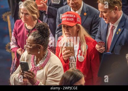 Washington DC, 7. März 2024, USA: Repräsentantin Majorie Taylor Greene, R-GA, besucht die State of the Union, wo sie dem Präsidenten einen Protestknopf übergab. Präsident Joe Biden spricht auf einer gemeinsamen Kongresssitzung während der "State of the Union" (SOU) in Washington DC. Patsy Lynch/MediaPunch Stockfoto