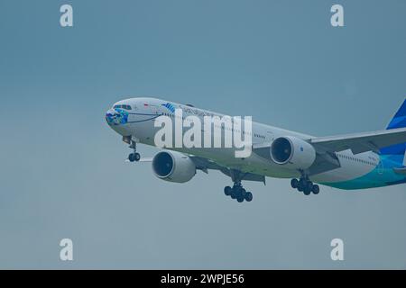 SINGAPUR - 8. MÄRZ 2024: Garuda Indonesia B777-3U3(er), PK-GIJ Ayo Pakai Masker Lackierung Endanflug zum Changi International Airport Stockfoto