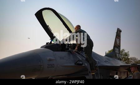 Col. Matthew „Wolf 64“ Gaetke, 8. Kampfflügelkommandant, tritt in einen F-16 Kampffalken ein, um an der gemeinsamen Übung Cobra Gold 24 teilzunehmen Stockfoto