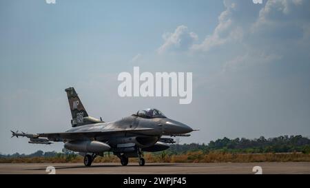 Ein F-16 Fighting Falcon, der dem 8th Fighter Wing Taxis zugeteilt wurde, nachdem er eine Trainingseinheit während der Joint Exercise Cobra Gold 24 geflogen hatte Stockfoto