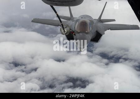 Ein KC-10 Extender betankt eine F-35B Lightning II am 24. Januar 2024 über Kalifornien Stockfoto
