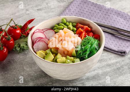 Hawaian Cuisine – Poke mit Cocktailgarnelen und Avocado Stockfoto
