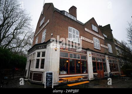 Allgemeiner Blick auf das Äußere des Carlton Tavern Pubs in Maida Vale, London, das 2015 illegal von seinen früheren Besitzern abgerissen wurde, die dann angewiesen wurden, es „Ziegelstein für Ziegelstein“ wiederaufzubauen. Der Wiederaufbau eines Pubs aus den Trümmern ist eine schwierige Aufgabe, aber es ist ein Besitzer Ben Martin und Tom Rees, der sich als äußerst lohnend erwies. Der Crooked House Pub in Dudley steht einer ähnlichen Zukunft gegenüber, nachdem er im August 2023 bei einem verdächtigen Brand zerstört wurde. Bilddatum: Donnerstag, 29. Februar 2024. Stockfoto