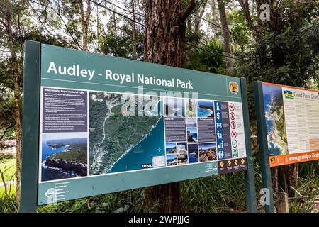 Audley Village im Royal National Park in der Nähe von Cronulla in Sydney, Schild mit Besucherinformationen mit Karten und Sehenswürdigkeiten, NSW, Australien Stockfoto