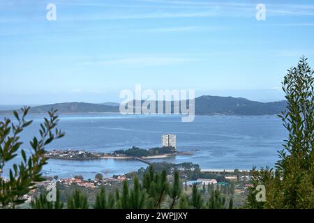 Blick auf die Insel Toralla und die Ria de Vigo von den Coruxo Bergen in Vigo, Spanien Stockfoto