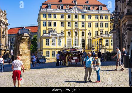 Touristische Situation neben der Frauenkirche vor dem wiederaufgebauten Coselpalais am Neumarkt in der Dresdner Altstadt. Stockfoto