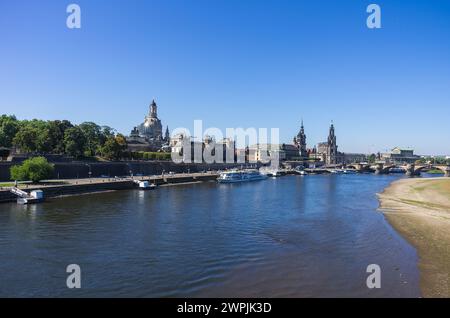 Blick auf die historische Altstadt am Terrassenufer in Dresden, Sachsen, Deutschland. Stockfoto