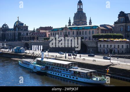 Der Passagierdampfer DRESDEN an der Landung am Terrassenufer auf der Brühl's Terrace, Dresden, Sachsen, Deutschland. Stockfoto