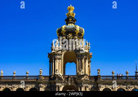 Das Krontor des Zwinger-Schlosses, ein Juwel des sächsischen Barocks, in Dresden, Sachsen, Deutschland. Stockfoto