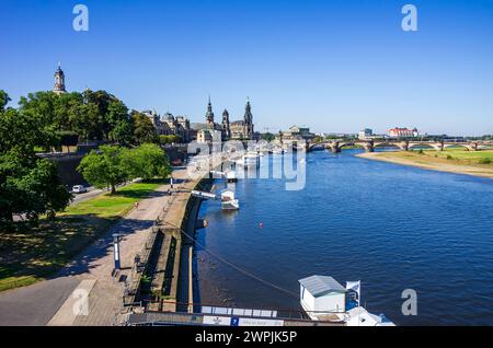 Blick auf die historische Altstadt am Terrassenufer in Dresden, Sachsen, Deutschland. Stockfoto