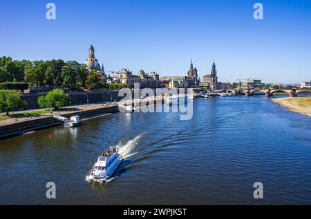 Blick auf die historische Altstadt am Terrassenufer in Dresden, Sachsen, Deutschland. Stockfoto