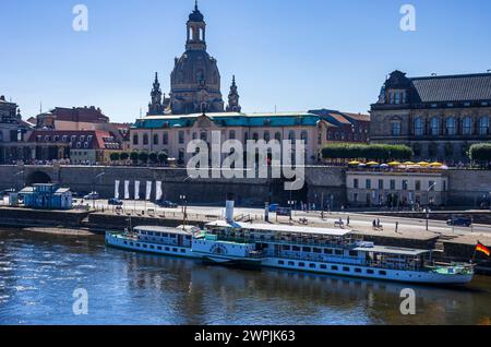 Der Passagierdampfer DRESDEN an der Landung am Terrassenufer auf der Brühl's Terrace, Dresden, Sachsen, Deutschland. Stockfoto