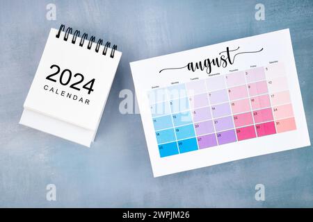 August 2024 Kalenderseite auf hölzernem Hintergrund. Stockfoto