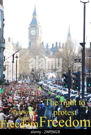 Proteste der Stadt Westminster. Palästina-Protest, der im Jahr 2014 in Kensington, London stattfand, kombiniert mit einem Londoner Taxi-Fahrer-Protest, der im Jahr 2016 in Whitehall stattfand. Mit einem gerasterten Brief, in dem das Recht auf Protest und die Demokratische Gesellschaft steht. Whitehall führt zur Parliament Street, dem Parliament Square und dem Palace of Westminster. Stockfoto