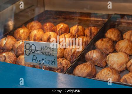 Typisch maltesische Pastizzi gefüllt mit Ricotta und Erbsen Stockfoto