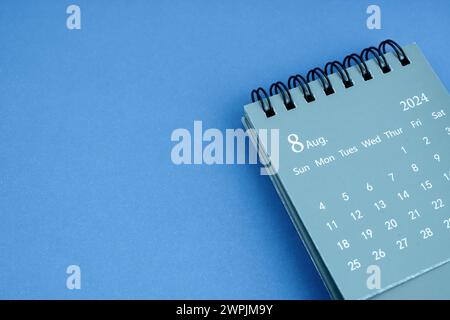 Schreibtischkalender August 2024 auf blauem Hintergrund. Kopierbereich. Stockfoto
