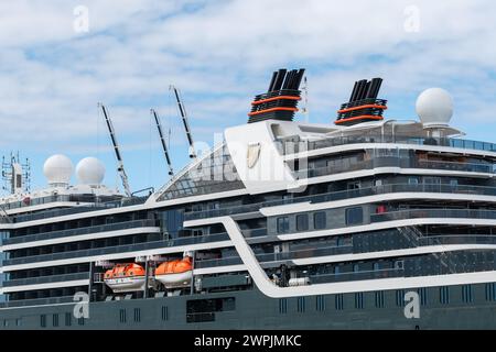 Hanusse Bay, Antarktis - 14. Januar 2024: Kreuzfahrtschiff Seabourn Pursuit in der Antarktis. Nahaufnahme. Stockfoto