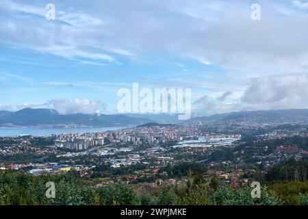 Panoramablick auf die Stadt Vigo mit ihrer Mündung mit dem Celta-Feld, die Stadt der Gerechtigkeit, Zona Franca Stockfoto