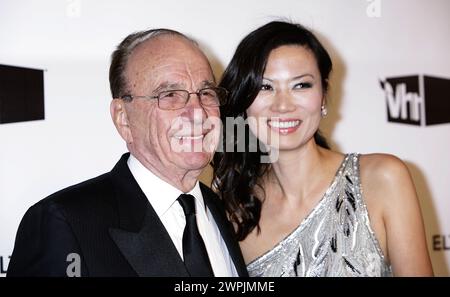 Aktenfoto vom 02/08 von Rupert Murdoch (links) und seiner Frau Wendi Deng bei der 16. Jährlichen Oscar-Party der Sir Elton John AIDS Foundation im Pacific Design Centre in Los Angeles. Der 92-jährige Rupert Murdoch soll laut Berichten die pensionierte russische Molekularbiologin Elena Schukova, 67, im Juni im Moraga Estate Weinberg in Kalifornien heiraten. Ausgabedatum: Freitag, 8. März 2024. Stockfoto