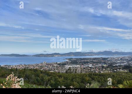 Panoramablick auf die Ria de Vigo mit der Stadt Vigo, mit Cangas und Moaña Stockfoto