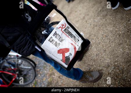 Freitag für die Zukunft, Klimastreik DEU, Deutschland, Deutschland, Berlin, 01.03.2024 Demonstrant verkauft die Zeitung der Kommunistische Partei der Revolution mit Foto von Lenin auf der Demonstrantion der Fridays for Future Bewegung und Mitglieder der Gewerkschaft Verdi im Nahverkehr auf der Kundgebung und Demonstration von Schuelerinnen und Schueler der weltweiten Bewegung FridaysForFuture unter dem Motto Wir fahren zusammen für eine Verkehrswende und bessere Arbeitsbedingungen im Oepnv in Berlin Deutschland. Die Demonstranten streiken für er einen radikalen Wandel der Klimapolitik, den Klimaschutz, der Stockfoto