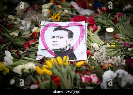Navalny Memorial DEU, Deutschland, Deutschland, Berlin, 01.03.2024 Foto von Alexei Navalny am Erinnerungsort für den russischen Oppositionsführer Alexej Nawalny vor der russischen Botschaft unter den Linden in Berlin Deutschland am 1. März 2024, dem Tag von Nawalnys Beerdigung in Russland. Nawalny starb am 16. Februar 2024 in einem russischen Gefaengnis in Nordsibirien, wo er eine 19-jaehrige Haftstrafe verbuesste, die weithin als politische Vergeltung für seinen Widerstand gegen den russischen Praesidenten Wladimir Putin angesehen wurde. Auch eine Initiative als Symbol für den Untergang Russ Stockfoto