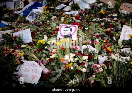 Navalny Memorial DEU, Deutschland, Deutschland, Berlin, 01.03.2024 Foto von Alexei Navalny am Erinnerungsort für den russischen Oppositionsführer Alexej Nawalny vor der russischen Botschaft unter den Linden in Berlin Deutschland am 1. März 2024, dem Tag von Nawalnys Beerdigung in Russland. Nawalny starb am 16. Februar 2024 in einem russischen Gefaengnis in Nordsibirien, wo er eine 19-jaehrige Haftstrafe verbuesste, die weithin als politische Vergeltung für seinen Widerstand gegen den russischen Praesidenten Wladimir Putin angesehen wurde. Auch eine Initiative als Symbol für den Untergang Russ Stockfoto