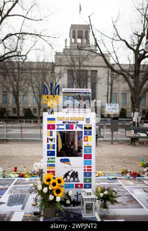 Navalny Memorial DEU, Deutschland, Deutschland, Berlin, 01.03.2024 Denkmal für den russischen Oppositionsführer Alexej Nawalny vor der russischen Botschaft unter den Linden in Berlin Deutschland am 1. März 2024, dem Tag von Nawalnys Beerdigung in Russland. Nawalny starb am 16. Februar 2024 in einem russischen Gefaengnis in Nordsibirien, wo er eine 19-jaehrige Haftstrafe verbuesste, die weithin als politische Vergeltung für seinen Widerstand gegen den russischen Praesidenten Wladimir Putin angesehen wurde. Auch eine Initiative als Symbol für den Untergang Russlands und in Solidarität mit der U Stockfoto