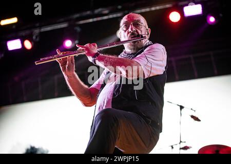 Porto, Portugal. März 2024. Ian Anderson spielt Flöte mit seiner Band Jethro Tull am 7. März 2024 im Coliseu do Porto in Porto, Portugal. (Foto: Rita Franca/NurPhoto) Credit: NurPhoto SRL/Alamy Live News Stockfoto