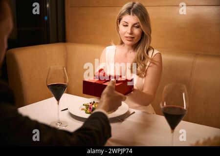 Ein Mann gratuliert einer Frau zu einem romantischen Abendessen Stockfoto